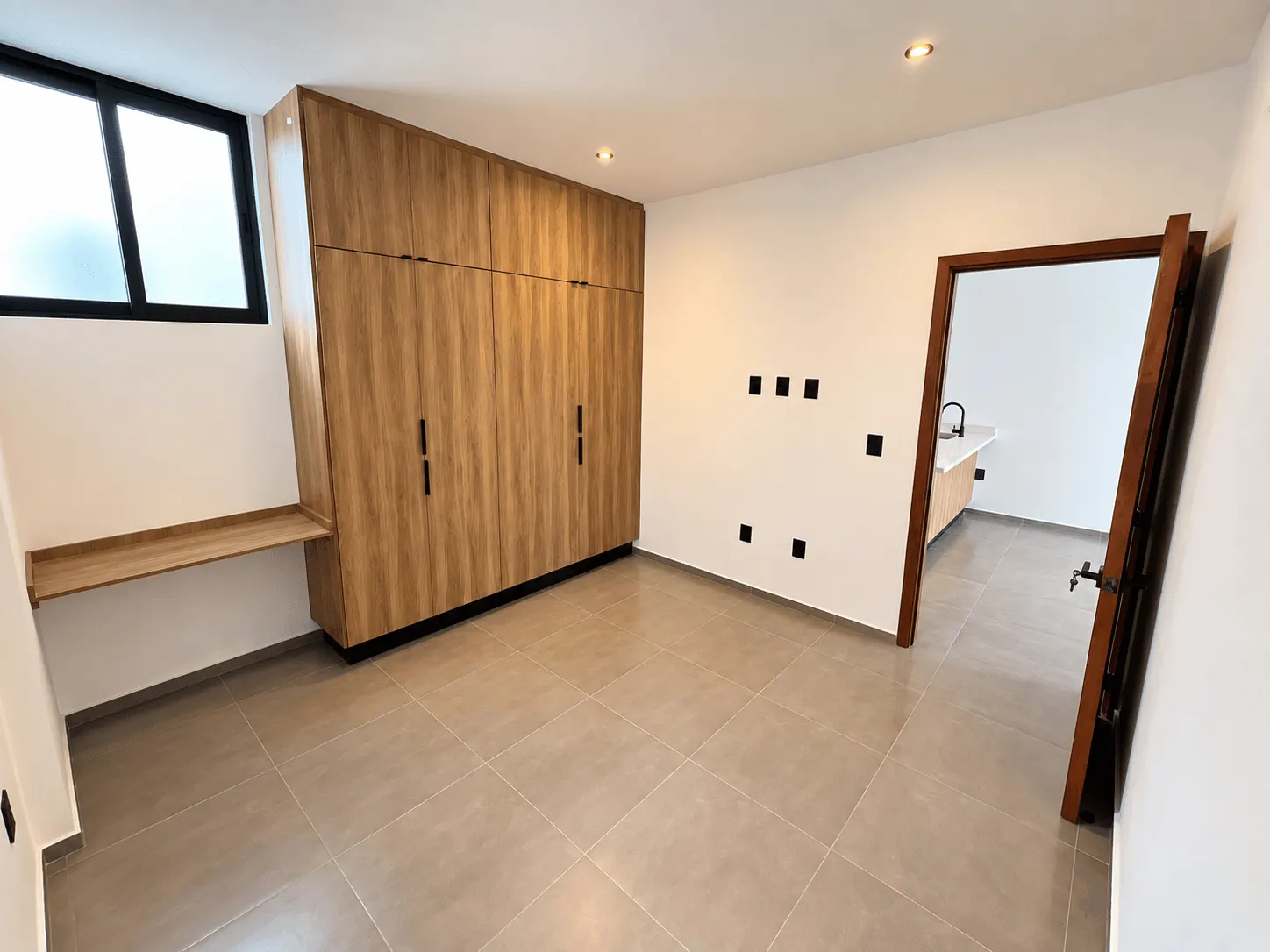 departamento-san-sebastian-palos-prieros-en-venta-mazatlan-malecon-20 Recámara con clóset de madera y ventana en departamento a estrenar, Palos Prietos
