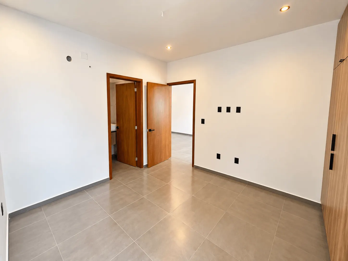 departamento-san-sebastian-palos-prieros-en-venta-mazatlan-malecon-22 Sala y comedor amplios del departamento 603 en Torre San Sebastián, Mazatlán