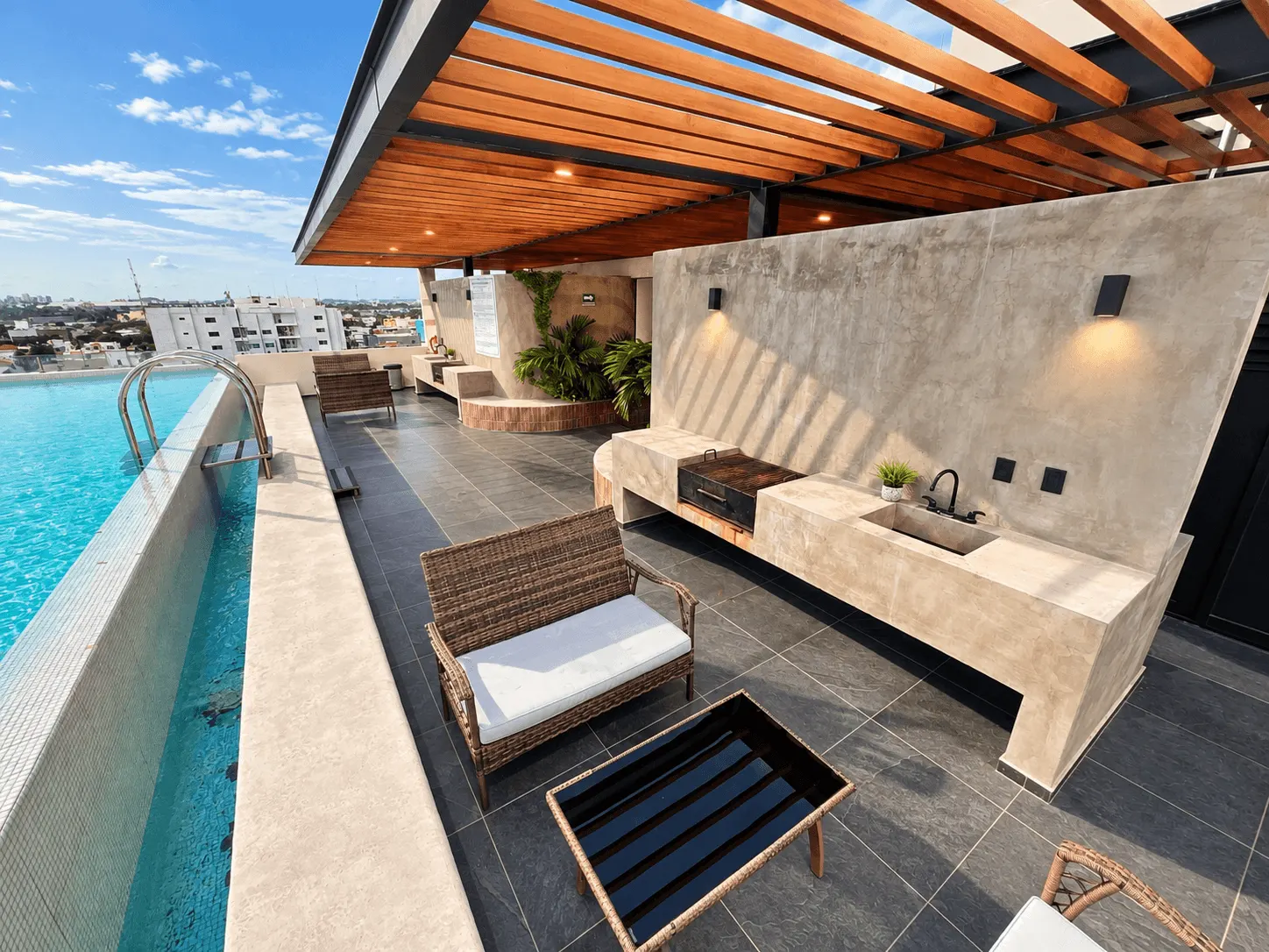 departamento-san-sebastian-palos-prieros-en-venta-mazatlan-malecon-24 Roof top con alberca, pérgola de madera y sala lounge en Torre San Sebastián, Mazatlán
