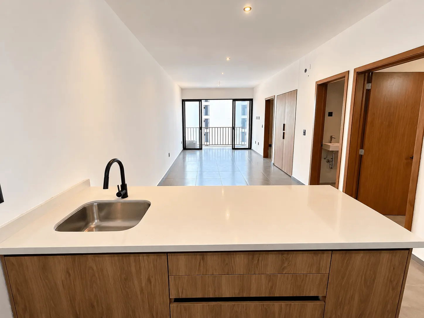 departamento-san-sebastian-palos-prieros-en-venta-mazatlan-malecon-25 Cocina integral con barra y tarja en departamento a estrenar de Torre San Sebastián, Palos Prietos