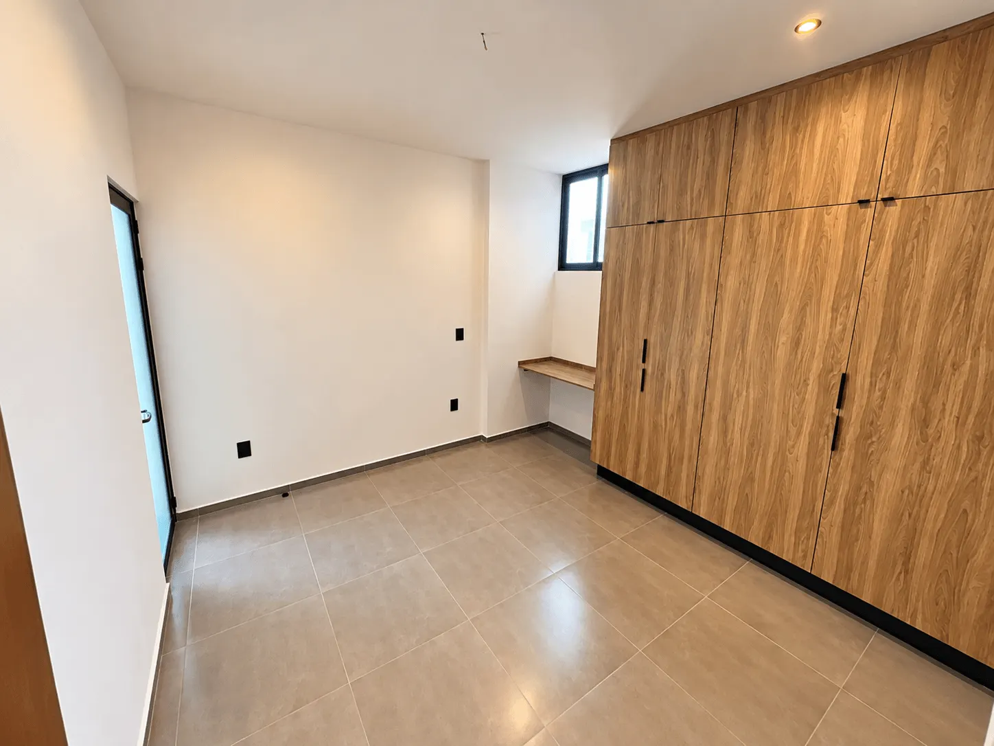 departamento-san-sebastian-palos-prieros-en-venta-mazatlan-malecon-3 Recámara con clósets de madera de piso a techo en departamento 603, Palos Prietos