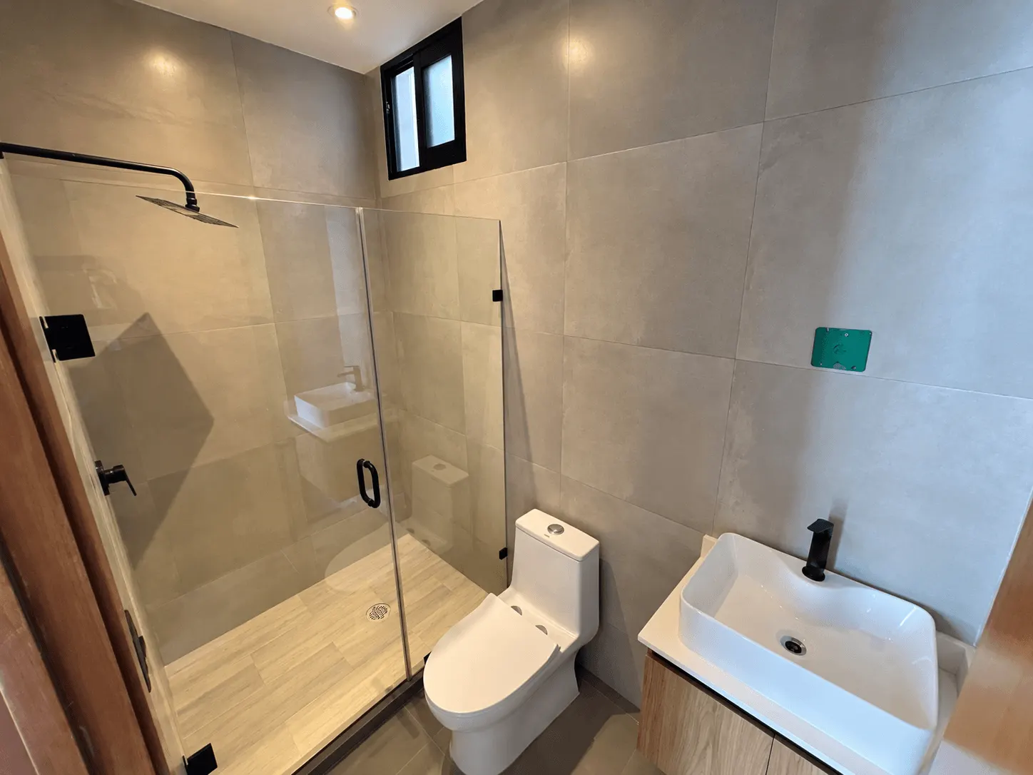 departamento-san-sebastian-palos-prieros-en-venta-mazatlan-malecon-4 Segundo baño completo con regadera de cristal templado, Torre San Sebastián, Mazatlán