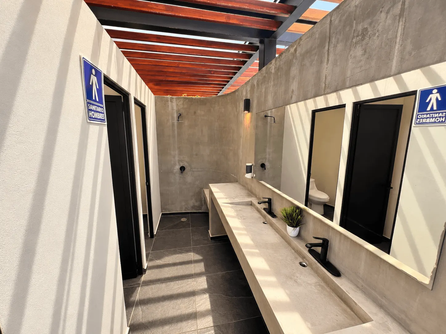 departamento-san-sebastian-palos-prieros-en-venta-mazatlan-malecon-8 Baños comunes del roof top con lavabos y espejos en Torre San Sebastián, Mazatlán